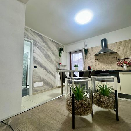 Casa Alessio - Elegante Appartamento Nel Cuore Di Cesano Maderno Exterior foto