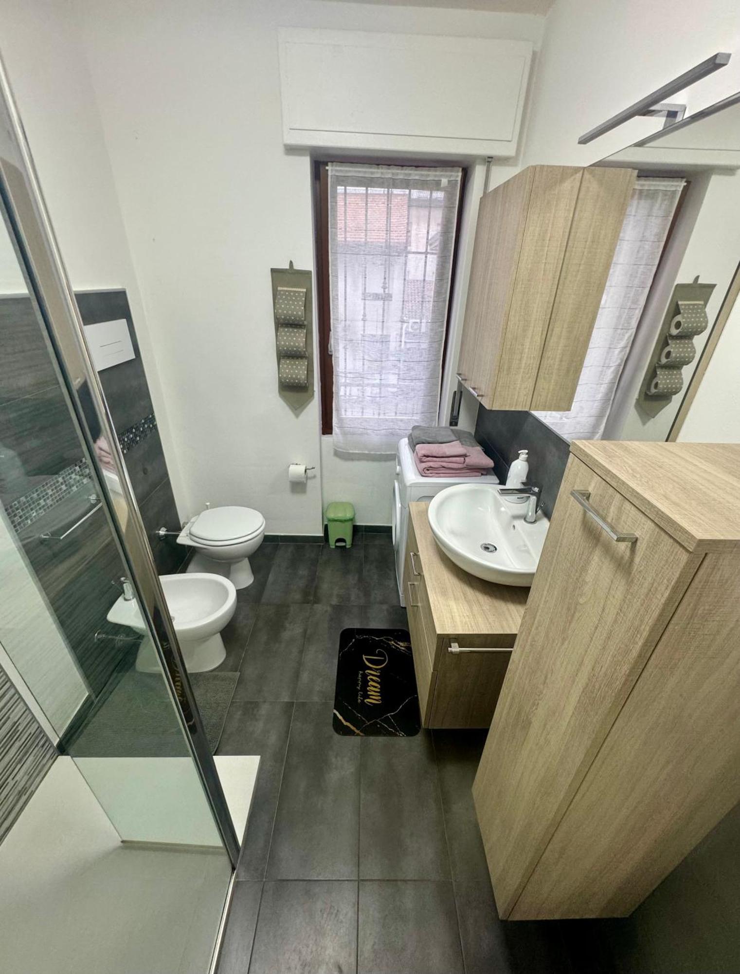 Casa Alessio - Elegante Appartamento Nel Cuore Di Cesano Maderno Exterior foto